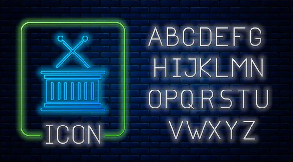 Néon brilhante Instrumento musical tambor e tambor sticks ícone isolado no fundo da parede de tijolo. Alfabeto claro de néon. Ilustração vetorial —  Vetores de Stock