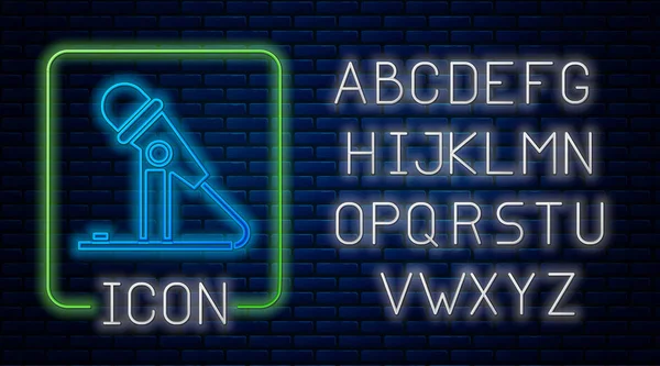 Ícone de microfone de néon brilhante isolado no fundo da parede de tijolo. No microfone de rádio aéreo. Sinal de orador. Alfabeto claro de néon. Ilustração vetorial —  Vetores de Stock