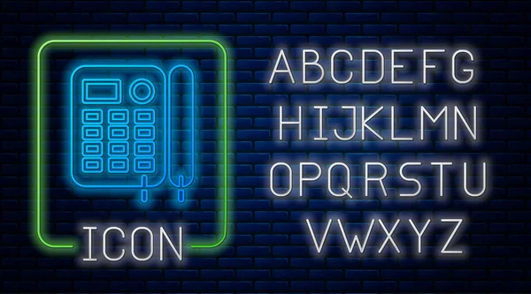 Сяюча піктограма неонового телефону ізольована на фоні цегляної стіни. Стаціонарний телефон. Неоновий легкий алфавіт. Векторна ілюстрація — стоковий вектор