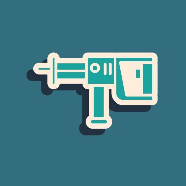 Mavi arka planda yeşil elektrikli çekiç matkabı ikonu izole edildi. İnşaat, onarım ve onarım için kullanılan bir alet. Uzun gölge tarzı. Vektör İllüstrasyonu