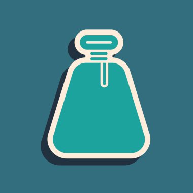 Mavi arkaplanda yeşil korsan çuvalı simgesi var. Uzun gölge tarzı. Vektör İllüstrasyonu