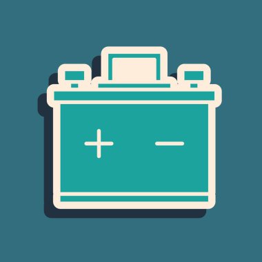 Mavi arka planda yalıtılmış Yeşil Araba pil simgesi. Akümülatör pil enerji gücü ve elektrik akümülatör pil. Uzun gölge stili. Vektör İllüstrasyonu