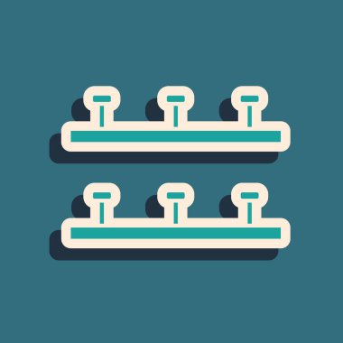 Mavi arkaplanda yeşil otomatik sulama ikonu izole edildi. Su ekipmanları. Bahçe elemanı. Sprey tabanca ikonu. Uzun gölge tarzı. Vektör İllüstrasyonu