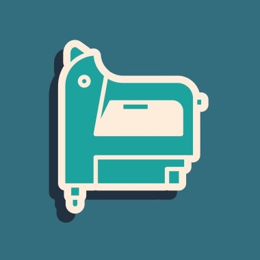 Mavi arka planda yeşil elektrikli zımba ikonu izole edildi. Çalışan alet. Uzun gölge tarzı. Vektör İllüstrasyonu