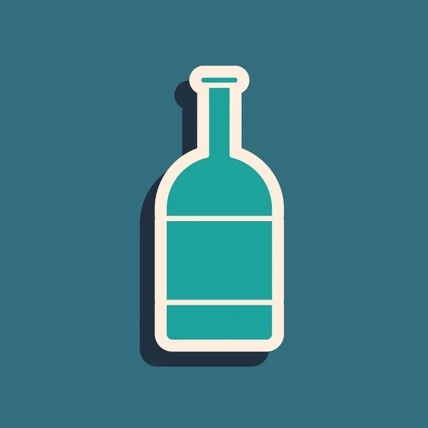 Icône bouteille de bière verte isolée sur fond bleu. Style ombre longue. Illustration vectorielle — Image vectorielle