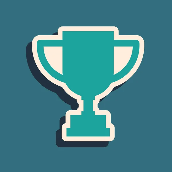 Πράσινο κύπελλο βραβείο εικονίδιο απομονώνονται σε μπλε φόντο. Σύμβολο τρόπαιο νικητή. Πρωτάθλημα ή τρόπαιο αγώνα. Αθλητικά επιτεύγματα. Μακρύ στυλ σκιάς. Εικονογράφηση διανύσματος — Διανυσματικό Αρχείο