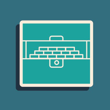 Yeşil Açılmış antik hazine sandığı ikonu mavi arka planda izole edilmiş. Altın sikkeli klasik tahta sandık. Uzun gölge tarzı. Vektör İllüstrasyonu