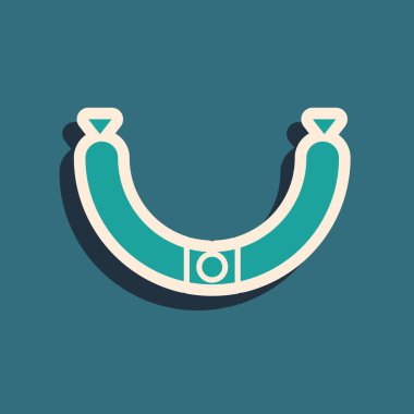 Mavi arka planda buhar ikonlu yeşil sosis. Izgara sosis ve aroma işareti. Uzun gölge tarzı. Vektör İllüstrasyonu