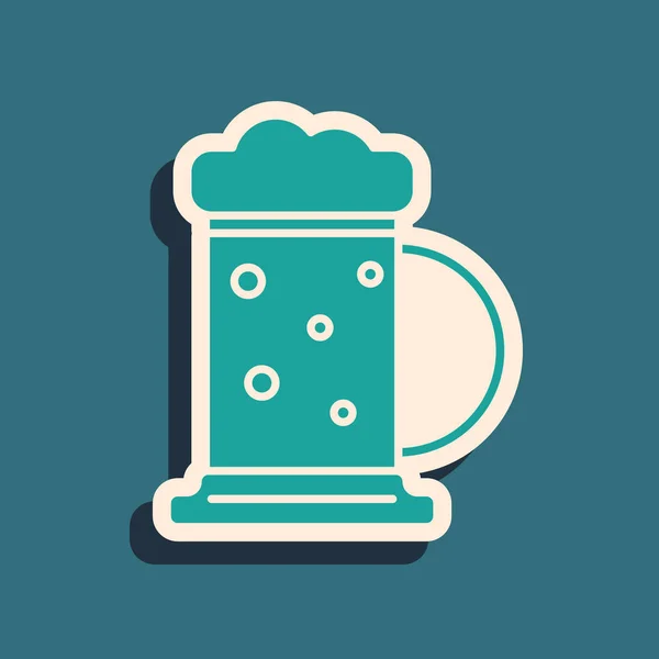 Zelený dřevěný pivní hrnek ikona izolované na modrém pozadí. Dlouhý stínový styl. Vektorová ilustrace — Stockový vektor