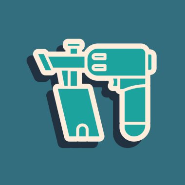 Mavi arka planda yeşil çivi tabancası simgesi izole edildi. Uzun gölge tarzı. Vektör İllüstrasyonu