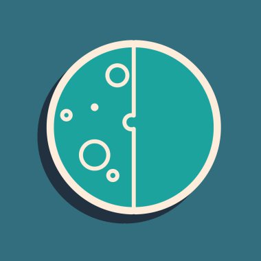 Mavi arkaplanda izole edilmiş güneş ikonunun yeşil tutulması. Tam sonar tutulması. Uzun gölge tarzı. Vektör İllüstrasyonu