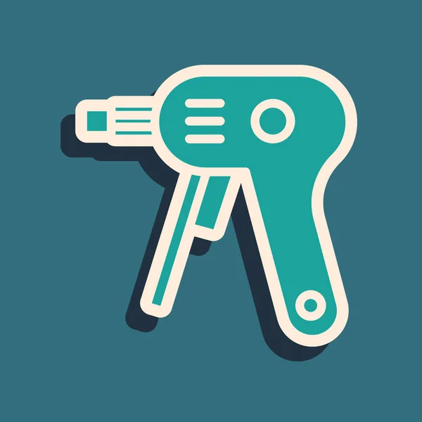 Verde eléctrico pistola de pegamento caliente icono aislado sobre fondo azul. Pegamento para pistola caliente. Aparato de reparación en caliente silicona. Estilo de sombra larga. Ilustración vectorial — Archivo Imágenes Vectoriales