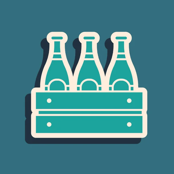 Pack vert de bouteilles de bière icône isolée sur fond bleu. Boîte en bois et bouteilles de bière. Panneau de caisse de bière Case. Style ombre longue. Illustration vectorielle — Image vectorielle