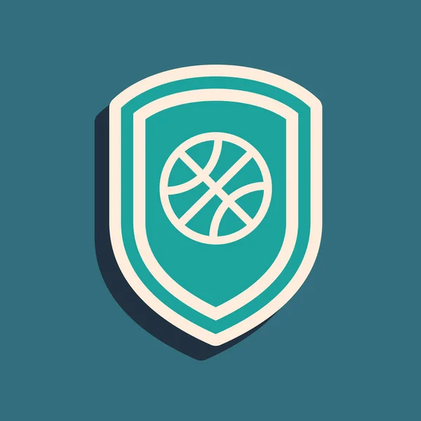 Escudo verde na bola de basquete dentro ícone isolado no fundo azul. Estilo de sombra longo. Ilustração vetorial —  Vetores de Stock