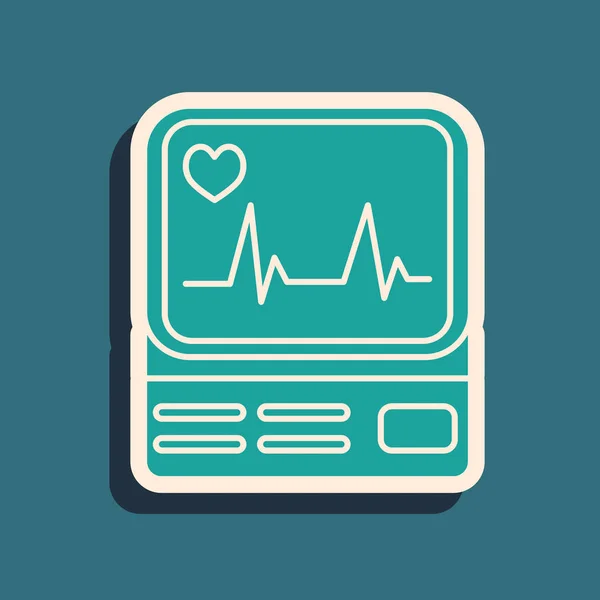 Monitor de ordenador verde con icono de cardiograma aislado sobre fondo azul. Icono de monitoreo. Monitor ECG con latidos cardíacos dibujados a mano. Estilo de sombra larga. Ilustración vectorial — Vector de stock