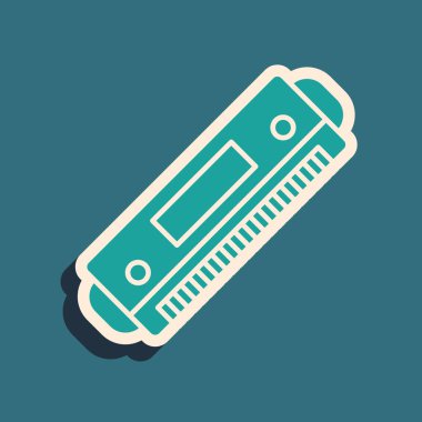 Mavi arkaplanda yeşil mızıka simgesi izole edildi. Müzik aleti. Uzun gölge tarzı. Vektör İllüstrasyonu