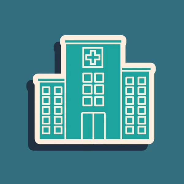 Зелена медична лікарня будівля з хрестом ікона ізольований на синьому фоні. Медичний центр. Охорона здоров'я. Стилі довгих тіней. Векторна ілюстрація — стоковий вектор