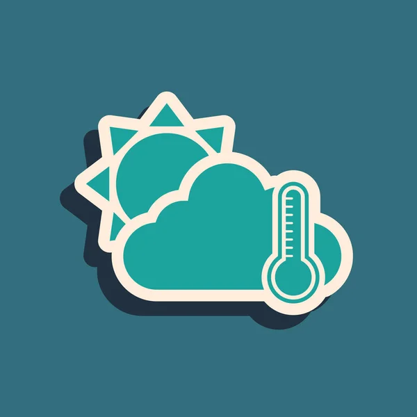 Grön termometer och moln med sol ikon isolerad på blå bakgrund. Lång skuggstil. Vektor Illustration — Stock vektor