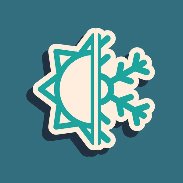 Verde Símbolo caliente y frío. Icono de sol y copo de nieve aislado sobre fondo azul. Símbolo de invierno y verano. Estilo de sombra larga. Ilustración vectorial — Vector de stock