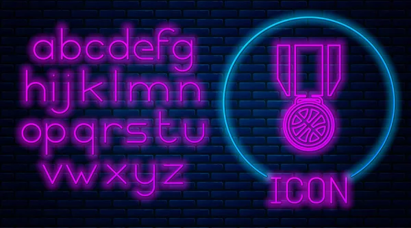 Leuchtende neon Basketball-Medaille mit Band-Symbol isoliert auf Backstein-Wand-Hintergrund. Neonlicht-Alphabet. Vektorillustration — Stockvektor