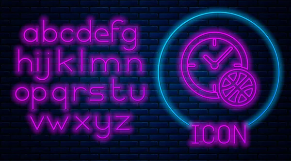 Gloeiende neon klok met basketbal bal binnen pictogram geïsoleerd op baksteen muur achtergrond. Basketbal tijd. Sport en opleiding. Neon licht alfabet. Vector Illustratie — Stockvector