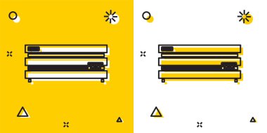 Siyah Oyun konsolu simgesi sarı ve beyaz arkaplanda izole edildi. Rastgele dinamik şekiller. Vektör İllüstrasyonu