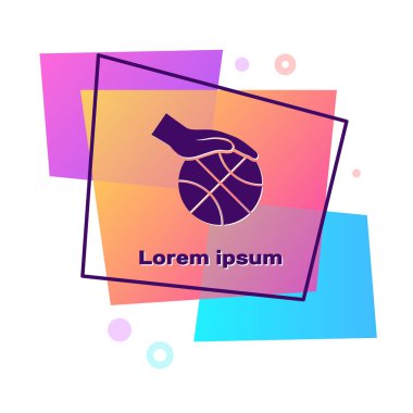 Beyaz arka planda izole edilmiş basketbol topu ikonu olan Mor El. Spor sembolü. Renkli dikdörtgen düğmesi. Vektör İllüstrasyonu