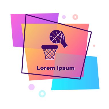 Beyaz arka planda basketbol topu ve basket ikonu olan Mor El. Basketbol potasında top. Renkli dikdörtgen düğmesi. Vektör İllüstrasyonu
