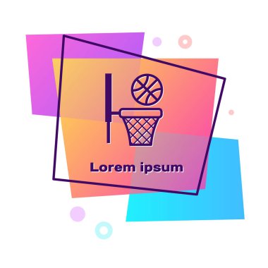 Mor basketbol topu ve basket ikonu beyaz arka planda izole edilmiş. Basketbol potasında top. Renkli dikdörtgen düğmesi. Vektör İllüstrasyonu