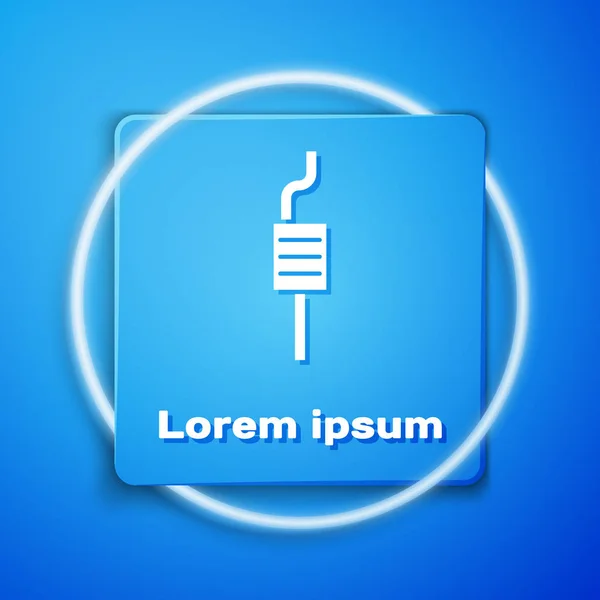 Піктограма глушника білого автомобіля ізольована на синьому фоні. Вихлопна труба. Блакитна квадратна кнопка. Векторна ілюстрація — стоковий вектор