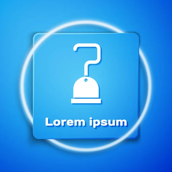 Білий піратський гак ізольований на синьому фоні. Синя квадратна кнопка. Векторний приклад — стоковий вектор