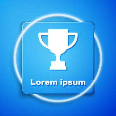 Beyaz Ödüllü kupa ikonu mavi arkaplanda izole edilmiş. Galibiyet ödülü sembolü. Şampiyonluk ya da yarışma kupası. Spor başarısı. Mavi kare düğme. Vektör İllüstrasyonu