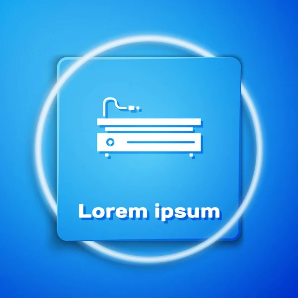 Icono blanco de la consola de videojuegos aislado sobre fondo azul. Botón cuadrado azul. Ilustración vectorial — Archivo Imágenes Vectoriales