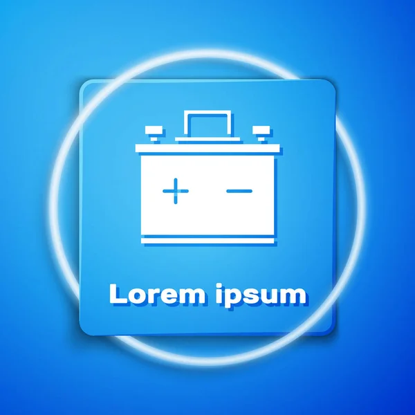 Піктограма батареї білого автомобіля ізольована на синьому фоні. Акумуляторна батарея енергія та акумуляторна батарея електрики. Блакитна квадратна кнопка. Векторна ілюстрація — стоковий вектор