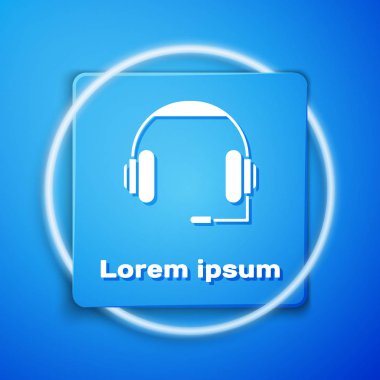 Mavi arka planda beyaz kulaklık simgesi izole edildi. Kulaklıklar. Müzik, hizmet, iletişim ve operatör konsepti. Mavi kare düğme. Vektör İllüstrasyonu