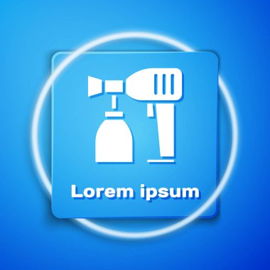 Mavi arka planda beyaz boya sprey tabancası ikonu var. Mavi kare düğme. Vektör İllüstrasyonu