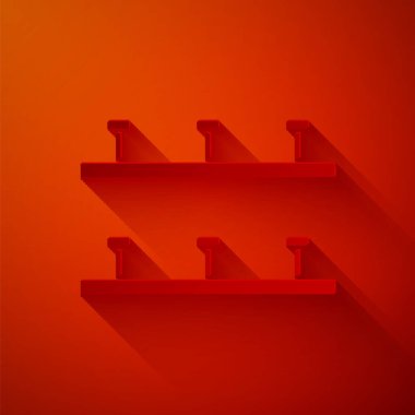 Kağıt kesiği Otomatik sulama sulama simgesi kırmızı arkaplanda izole edildi. Su ekipmanları. Bahçe elemanı. Sprey tabanca ikonu. Kağıt sanatı tarzı. Vektör İllüstrasyonu