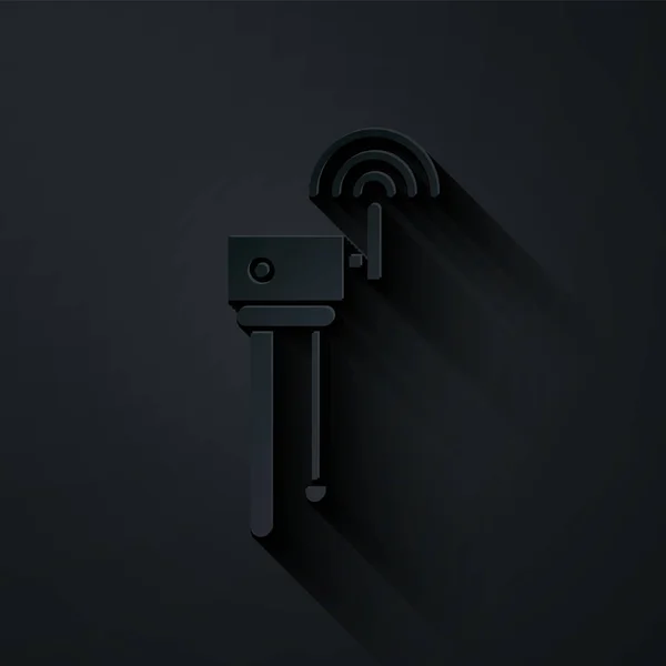 Papier gesneden Router en wi-fi signaal symbool pictogram geïsoleerd op zwarte achtergrond. Draadloze ethernet modem router. Computertechnologie internet. Papierkunst stijl. Vector Illustratie — Stockvector
