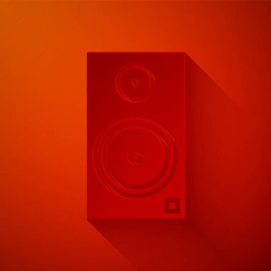 Kağıt kesiği Stereo hoparlör simgesi kırmızı arkaplanda izole edildi. Ses sistemi hoparlörleri. Müzik ikonu. Müzikal sütun hoparlörü. Kağıt sanatı tarzı. Vektör İllüstrasyonu