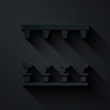 Kağıt kesiği Otomatik sulama sulama simgesi siyah arkaplanda izole edildi. Su ekipmanları. Bahçe elemanı. Sprey tabanca ikonu. Kağıt sanatı tarzı. Vektör İllüstrasyonu