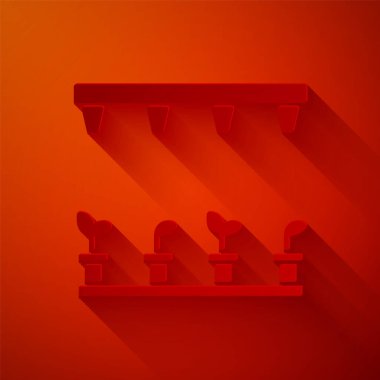 Kağıt kesiği Otomatik sulama sulama simgesi kırmızı arkaplanda izole edildi. Su ekipmanları. Bahçe elemanı. Sprey tabanca ikonu. Kağıt sanatı tarzı. Vektör İllüstrasyonu