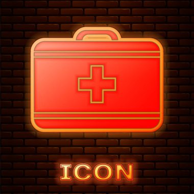 Parlayan neon rengi ilk yardım seti simgesi tuğla duvar arkasında izole edildi. Haçlı sağlık kutusu. Acil durumlar için tıbbi ekipman. Sağlık sigortası konsepti. Vektör İllüstrasyonu