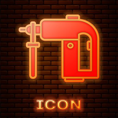 Parlayan neon ışıklı elektrikli çekiç matkabı ikonu tuğla duvar arka planında izole edilmiş. İnşaat, onarım ve onarım için kullanılan bir alet. Vektör İllüstrasyonu