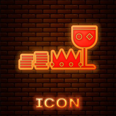 Parlayan neon hazine ve zenginlik simgesi tuğla duvar arkasında izole edilmiş. Hazine, altın, sikke, mücevher, taç, altın kupa. Vektör İllüstrasyonu