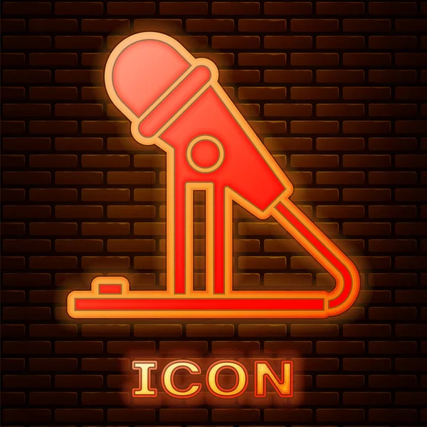 Leuchtende Neon-Mikrofon-Symbol isoliert auf Backsteinwand Hintergrund. Mikrofon im Radio. Lautsprecherzeichen. Vektorillustration — Stockvektor