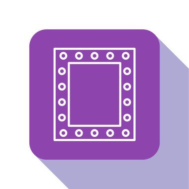 Beyaz arkaplanda ışık simgesi olan beyaz çizgi makyaj aynası. Mor kare düğme. Vektör İllüstrasyonu