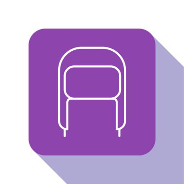 Beyaz çizgili, beyaz arka planda izole edilmiş kulaklık simgesi olan kış şapkası. Mor kare düğme. Vektör İllüstrasyonu