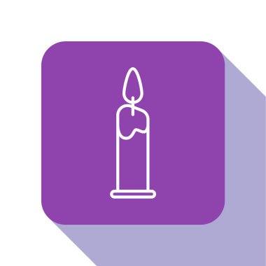 Beyaz çizgide yanan mum beyaz arkaplanda izole edilmiş bir şamdan ikonu. Silindirik mum çubuğu ve yanan ateş. Mor kare düğme. Vektör İllüstrasyonu