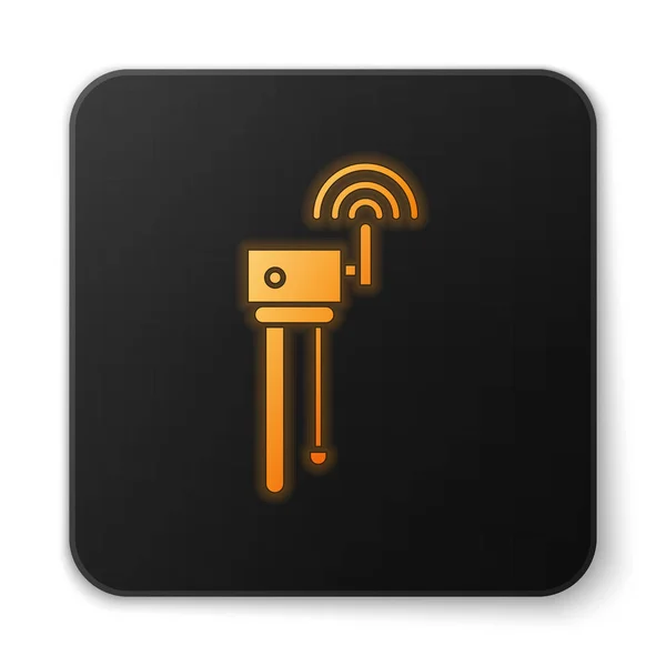 Oranje gloeiende neon Router en wi-fi symbool pictogram geïsoleerd op witte achtergrond. Draadloze ethernet modem router. Computertechnologie internet. Zwarte vierkante knop. Vector Illustratie — Stockvector