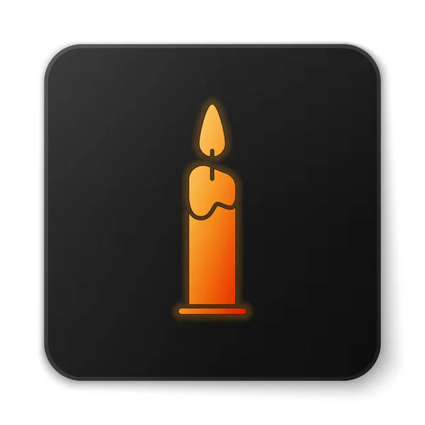 Candela arancio incandescente al neon Candela ardente nell'icona del candeliere isolata su sfondo bianco. Candela cilindrica bastone con fiamma ardente. Pulsante quadrato nero. Illustrazione vettoriale — Vettoriale Stock